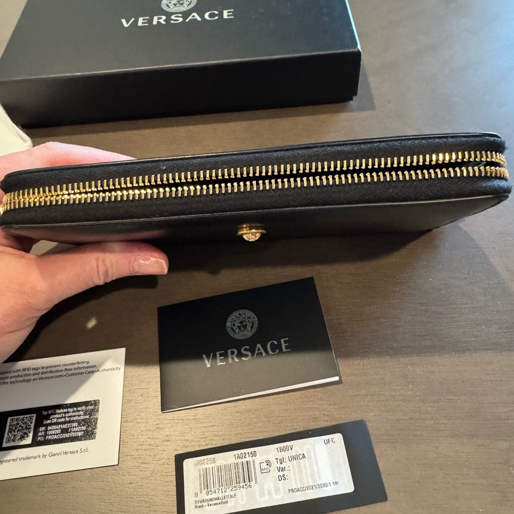 Versace Black Leather Wallet with Gold Medusa - Picture 5 of 6
